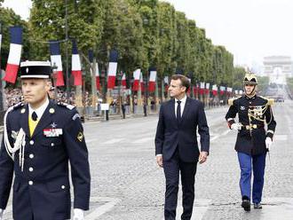 Macrona na Champs-Élysées vypískali demonštranti