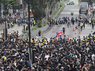 Na protivládnych protestoch v Hongkongu opäť zasahovala polícia