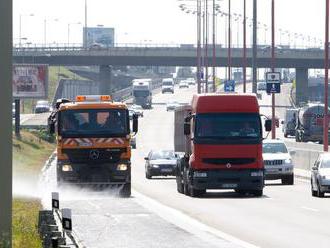 Hasiči zasahujú na bratislavskom Moste Lafranconi, diaľnica je uzavretá