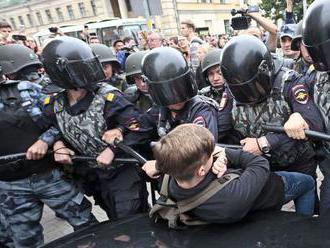 V Moskve zatkli na nepovolenom proteste vyše 430 ľudí