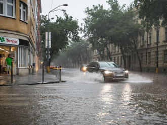 Na celom Slovensku naďalej hrozia búrky, varujú meteorológovia