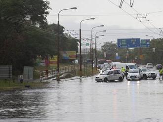 Búrky: zatopené trate, domy, podjazdy