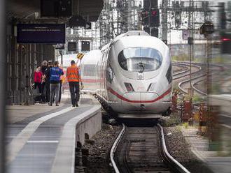 Muž sotil vo Frankfurte matku s dieťaťom pod vlak, chlapec zomrel