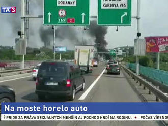 Na moste v Bratislave horelo osobné auto, požiar sa podarilo uhasiť