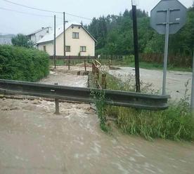 Búrky uväznili ľudí v autách, v mnohých okresoch zasiahli hasiči