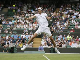 Tsitsipas a Zverev stroskotali na Wimbledone hneď v úvode, Djokovič nemal problémy s Kohlschreiberom