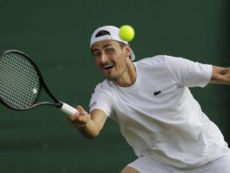 Video: Tomic „odchodil“ prvé kolo Wimbledonu, organizátori mu nedajú odmenu