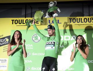 Video: Musel som sa vyhnúť cyklistovi, ktorý zaostal, priblížil Sagan záver 11. etapy Tour de France