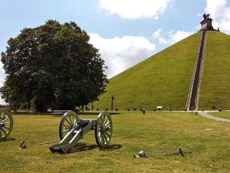 Bitvu, kde dostal Napoleon „na frak“, připomíná památník u Waterloo