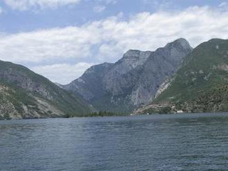 Albánské jezero Komani je jednou z nejhezčích vodních cest světa