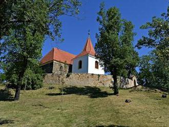 Kostelík jak z obrázku od Lady trůní na vršku nad Mochovem