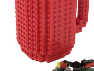 Kreatívny LEGO hrnček - s doplnkami v červenej farbe. Hrnček môžete meniť každý deň podľa nálady.