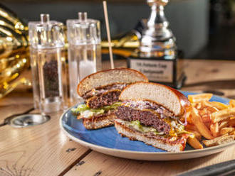 Americká fastfoodová pochúťka - hovädzí burger s hranolkami v MARI KIRI.