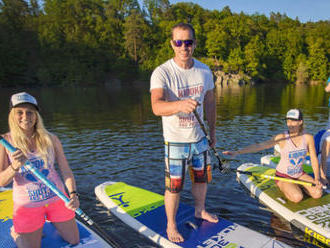 Paddleboarding na obľúbených Zlatých pieskoch pre jednotlivcov, páry aj skupiny.