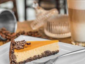 Cheesecake s kávičkou v útulnej reštaurácii Le Papillon v centre mesta.