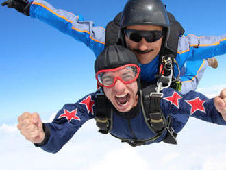 Tandemové a sólo zoskoky padákom z výšky 4000 m - vietor vo vlasoch a pod vami celá krajina.