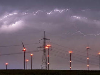 Búrky budú pokračovať aj v pondelok, hrozia tiež prívalové povodne