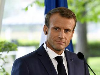 Macron ľutuje odmietavý postoj Brazílie k ponuke pomoci v Amazónii