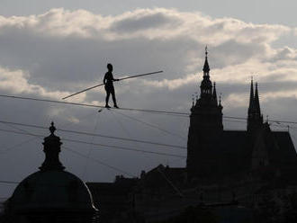 Svetoznáma povrazolezkyňa prešla po napnutom lane ponad Vltavu