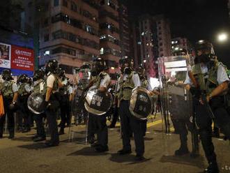 Neďaleko Hongkongu trénujú príslušníci Ľudovej ozbrojenej polície