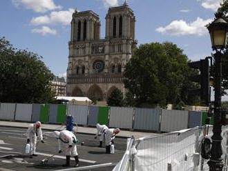 FOTO: Na parížskej Notre-Dame obnovili čistiace a spevňujúce práce