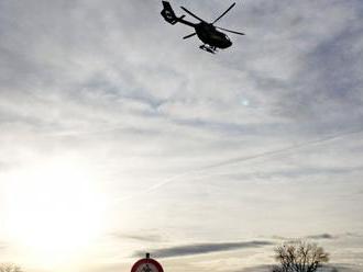 Vrtuľník v Rusku vrazil do elektrického vedenia a spadol, pilot zomrel