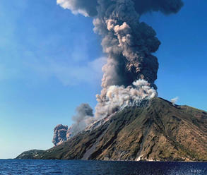 Sopka Stromboli znova vybuchla, vystrašila turistov