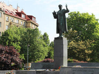Dva lidé se v noci pokusili strhnout plachtu ze sochy maršála Koněva. Starosta Prahy 6 dostal police
