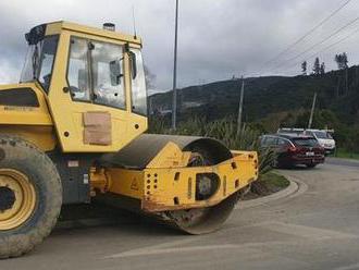 Sraz automobilových nadšenců naštval majitele válce, pět aut jim rozjezdil