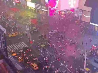 Vystresovaní Američané se v panice prchali z Times Square kvůli střílejícímu výfuku