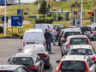 V Portugalsku začíná docházet benzin a nafta, ubývá už i zboží v obchodech