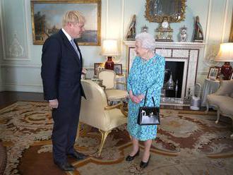 Britská kráľovná prijala Johnsonov plán. Tvrdý brexit je reálnejší