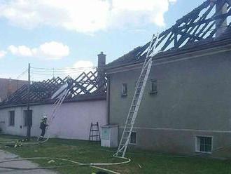 Pálil marhuľovicu, zhoreli dve strechy