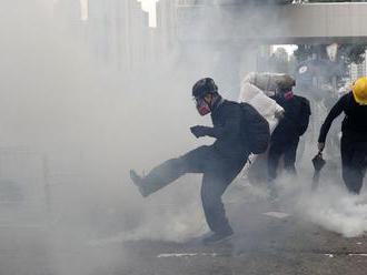 Polícia v Hongkongu zatkla počas nočných protestov takmer tri desiatky ľudí