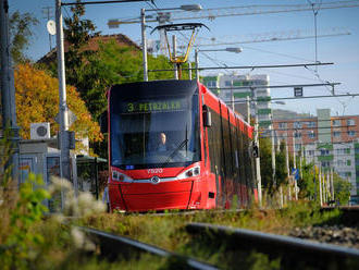 V centre Bratislavy sa vykoľajila električka, MHD cez Obchodnú nepremáva