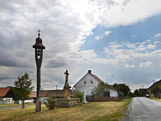 Na návsi v Pojedech se návštěvník vrací o dvě stě let zpět