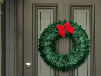 Vianočná dekorácia na dvere - s červenou mašľou a ozdobou 28 cm