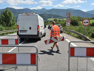 Nedeľňajšia uzávierka cesty pod Strečnom je ukončená