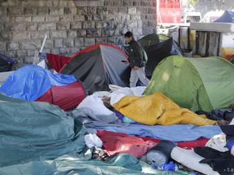 Bezpečnostné zložky likvidujú tábor migrantov v Grande-Synthe