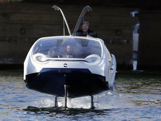 Paríž testuje na Seine nový vodný taxík v tvare bubliny