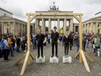 Za ochranu klímy protestovali aj ľudia v Poľsku, Česku i v Škandinávii