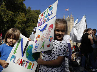 Na klimatické protesty v Británii prišli desaťtisíce ľudí