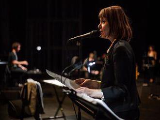 Brněnský festival uvede Einsteina na pláži. Glassovu operu zazpívá Suzanne Vega