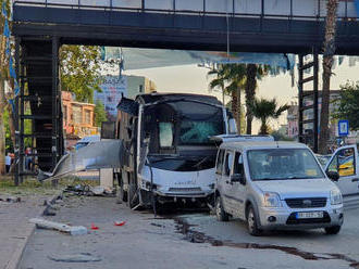 Zrážka autobusu s kamiónom v Číne si vyžiadala 36 životov