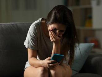 Mladík kázal dievčine pozrieť sa do mobilu: Keď zistila, čo v ňom je, takmer zošalela