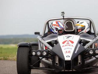 Rýchlosť, ľahkosť, neskutočnosť. Vášnivá jazda na okruhu a letisku na Ariel Atom.