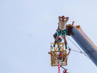 Bungee jumping zo žeriava - nezabudnuteľný zážitok plný adrenalínu.