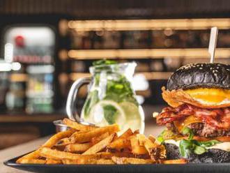 Black burger s domácimi hranolkami a limonádou v petržalskom COFFEE FOOD BAR KONTAJNER