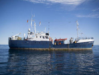 Záchrannej lodi Ocean Viking s migrantmi povolili zakotviť v Taliansku