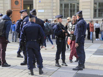 Na predmestí Paríža bodal muž do okoloidúcich, zastrelila ho polícia